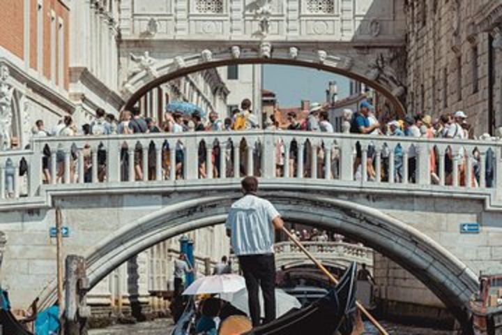 Private Gondola Ride Danieli - Bridge of Sighs  image