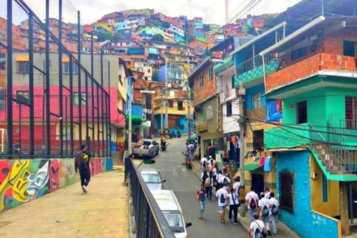 Private Comuna 13 tour (cable car & escalators) image