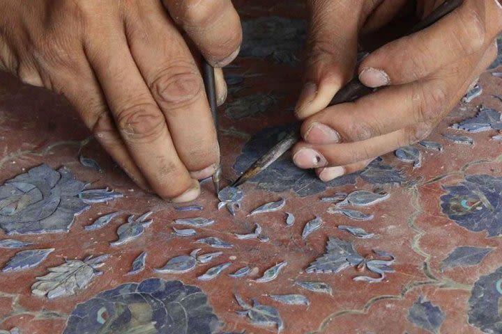 Taj and Local Art Workshop Experience with Govt. Approved Guides image