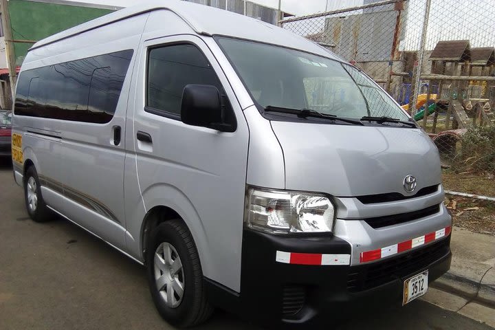 Luxury transfer to Fortuna & Arenal from San José image