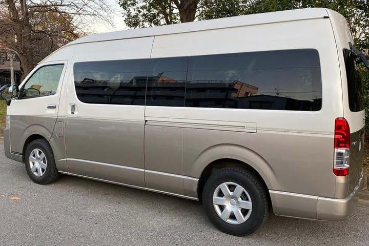 Tokyo Haneda airport transfer Toyota Hiace Longer and higher version 9 seats image