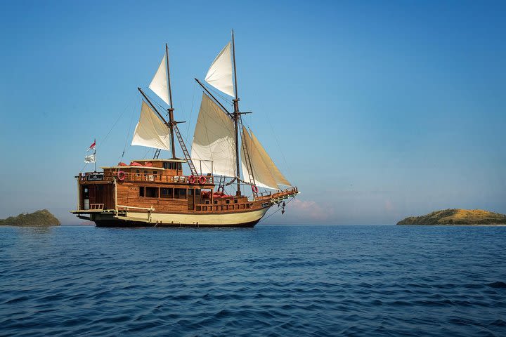 Liveaboard Sharing image