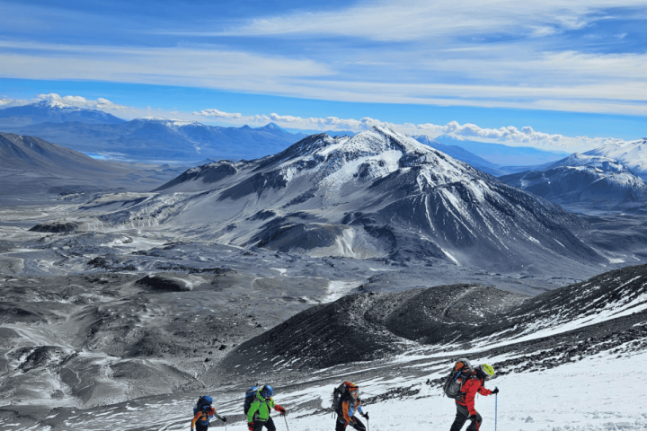 Tour Ojos del Salado: Trekking en el Desierto de Atacama image