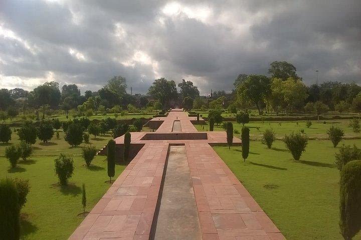 Tomb of Itmad ud Daula, Chini Ka Rauza & Ram Bagh Tour image