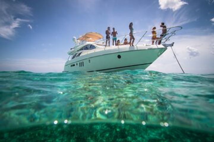 4 hours private tours 58" Azimut, topshelf bar, host y chef on board, food  image