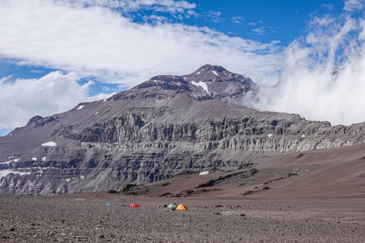 Tour al Cerro Leonera: Aventura y Campamento en las Alturas image