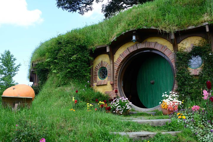 Hobbiton Movie Set and the Geysers of Te Puia, Rotorua image