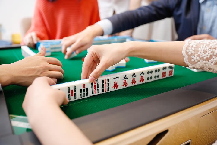 3-Hour Walking Tour in Chengdu People's Park and Learning Mahjong image