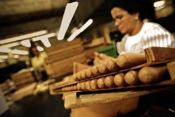 Guided shopping tour: cigar museum, choco factory, rum tasting, souvenirs... image