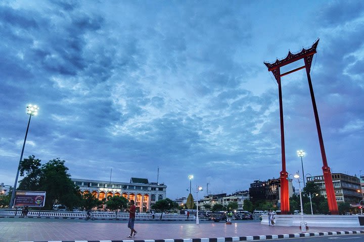 HD-01 Koh Rattanakosin old town cycling with The Giant Swing, and more image