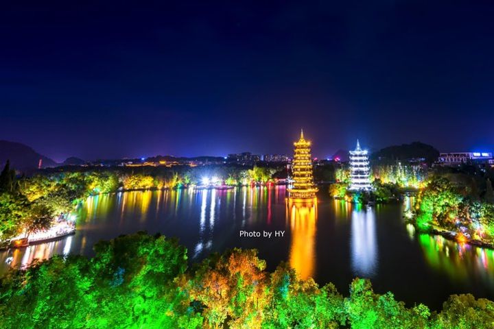 Guilin City Center Walking Group Tour at Night for Three Hours image