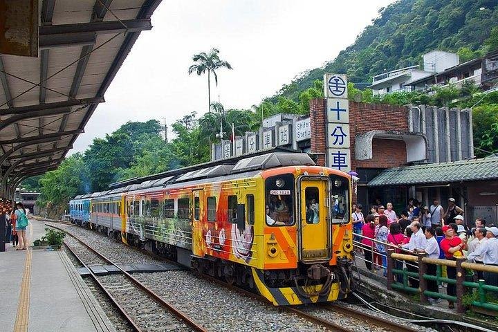 2 days Yeliu OR Sky lantern and Alishan tour (end in Taichung train station)  image