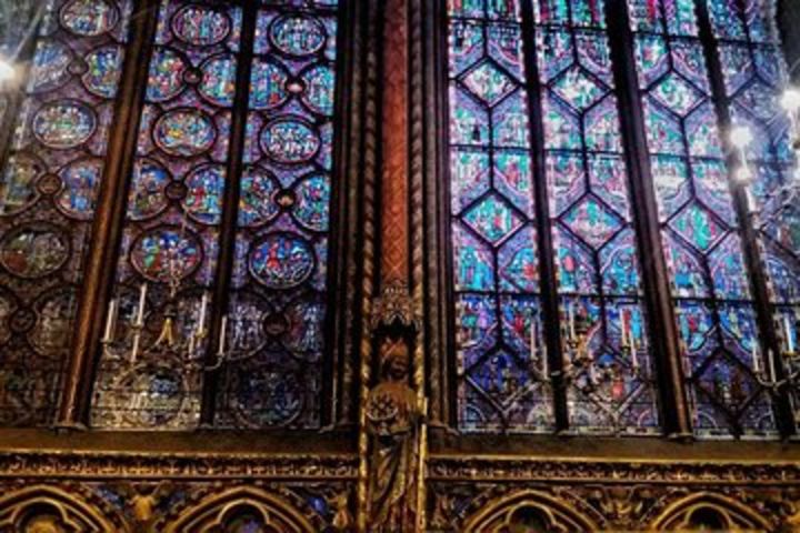 Private tour of the Sainte Chapelle with binoculars. image