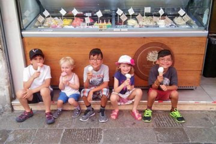 Illuminated Venice Tour for Kids & Families with Gelato & Sfogliatina Biscuit image