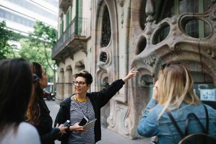 Architecture Jewels Tour and Gourmet Tapas with a Historian for private groups image