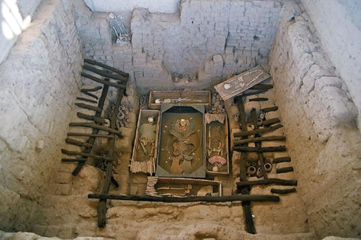 Huaca Rajada Tomb & Museum Tour image