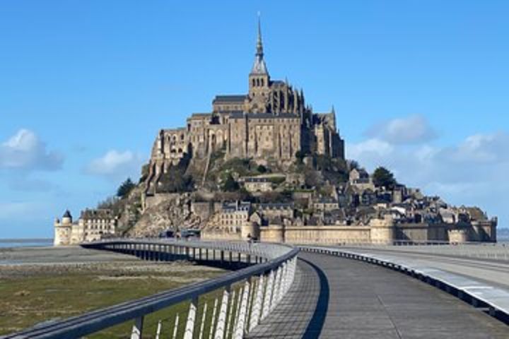 Mont Saint Michel / Bayeux, day tour with a licence local guide. image