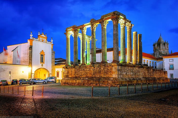 Small group day trip to Évora image