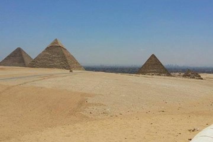 Private 8-Hour Tour of Giza Pyramids, Egyptian Museum and Old Cairo image