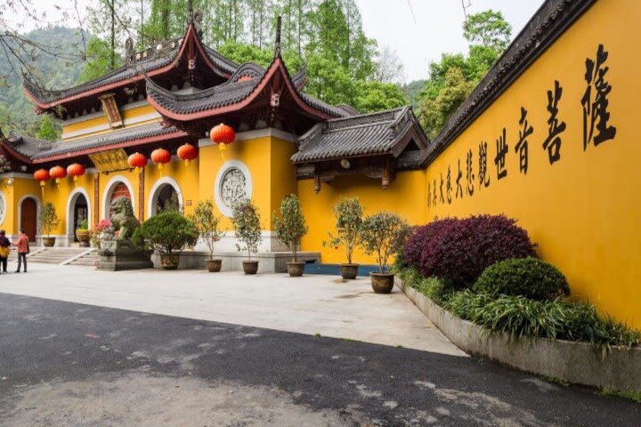 One-day Hangzhou Buddhist Temple Vegetarian Snack Cycle Hike image