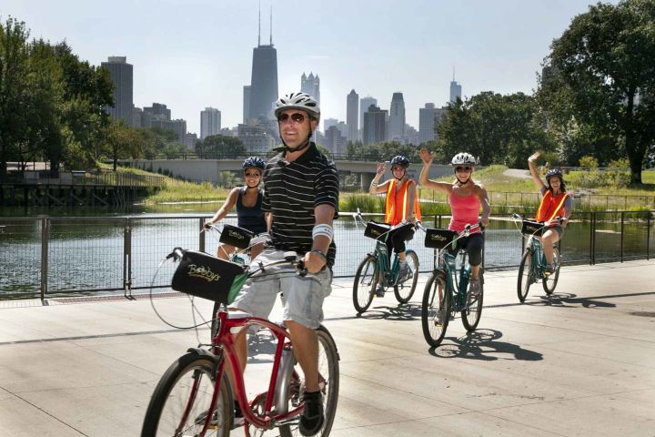 Chicago: Lakefront Neighborhoods Bike Tour image