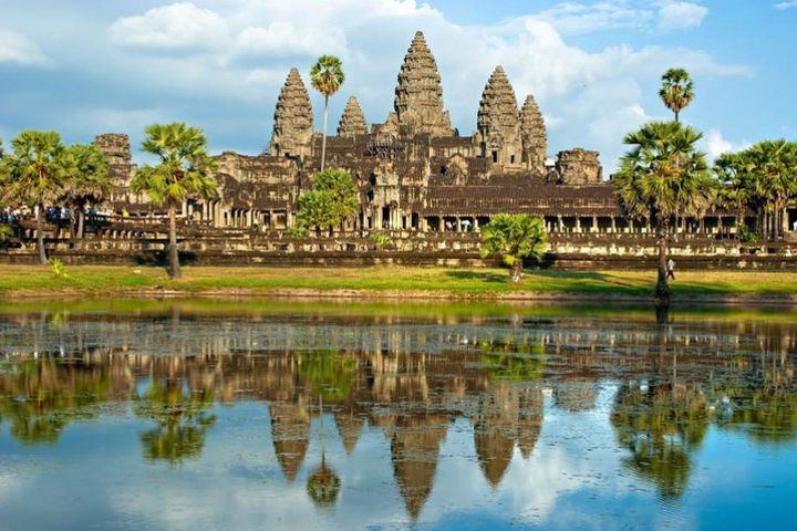 1 Day Tour with 3 main temples (Angkor Wat, Bayon, and Taprom temples) image