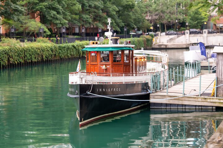 Guided Historic Small Boat River Architecture Tour in Chicago image