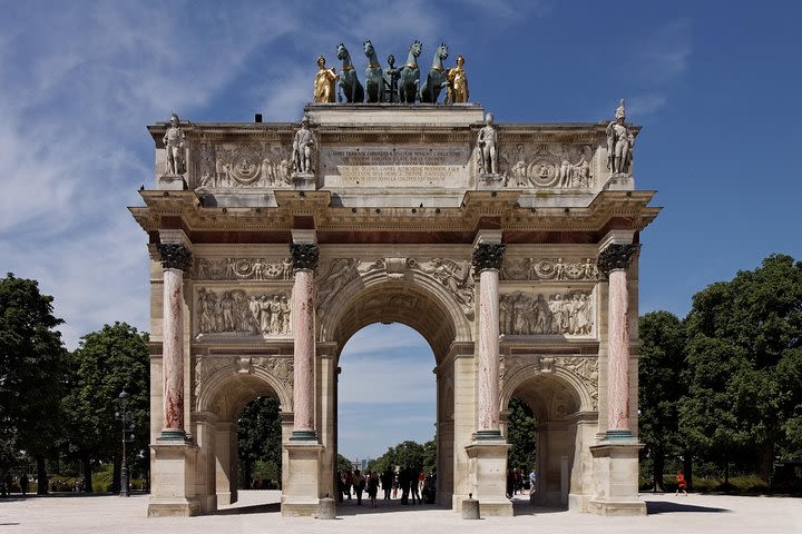 Louvre Museum Skip the Line E-Ticket Entrance with Host  image