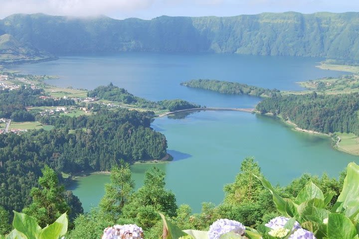 Full Day Outdoor Sete Cidades and Lagoa do Fogo Tour with Lunch image