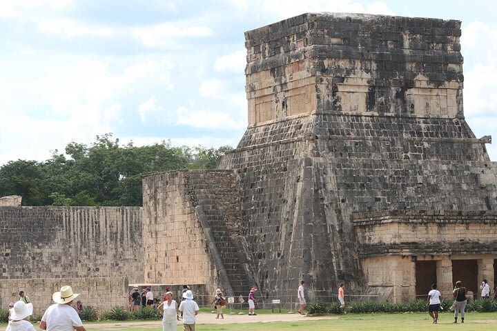 2-day Classic Chichen and Holbox Island Tour with Transportation image