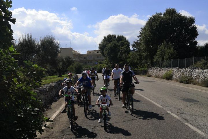 Pugliese aqueduct cycle path with lunch in a splendid Masseria image