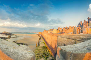 Promenade du Clair de Lune with sea views towards Saint-Malo