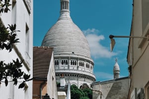 Sacré-Cœur domes from Montmartre street on the private Orsay Museum and Montmartre guided tour