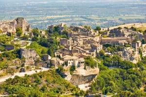 Cobbled lane in Les Baux‑de‑Provence lined with stone houses and craft shops