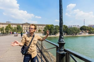 Babylon Tours guide speaking beside the River Seine in Paris