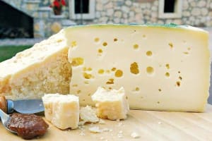 Olive oil extra vergin, Bruschetta and cheese selection in Verona city centre 4