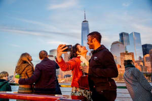 New York City Christmas Holiday Statue and Skyline Cocoa Cruise 4