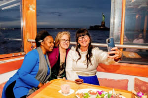 New York City Christmas Holiday Lights Sightseeing Cruise 3
