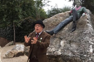 Walking tour in Merrion Square Park with a pint of Guinness Dublin Rogues Tour  4