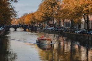 Amsterdam Electric Boat Canal Cruise with Bar, Live Guide 2025 4