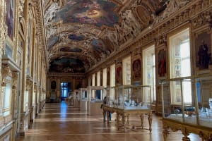 Skip-the-Line Louvre Museum Ticket with Greeter 4