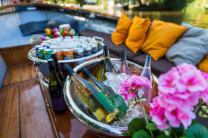 Classic Amsterdam Canal Cruise with Cheese & Wine 3