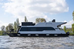 VIP Prague YachtBoat ONE Experience 4