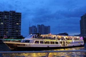 Amazing Chaophraya Dinner Cruise Experience 3