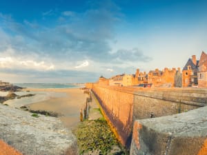 Promenade du Clair de Lune with sea views towards Saint-Malo