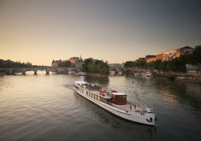 Luxury Seine River Cruise, Fine Dining & Drinks in Paris 2