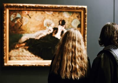 Visitors viewing art at Musée d’Orsay on the Orsay Museum and Montmartre guided tour