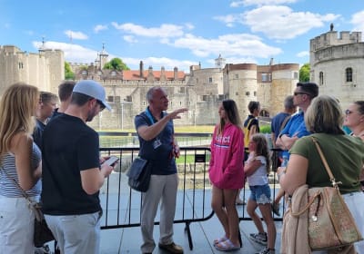 Tower of London Guided Tour + Meet & Greet with Beefeaters  2