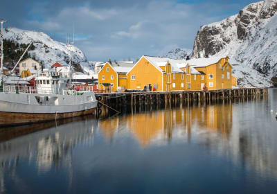 From Svolvær: Winter Photo Tour Henningsvær & Haukland Beach 2