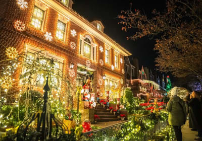 NYC Holiday Lights and Dyker Heights Luxury Bus Tour 2